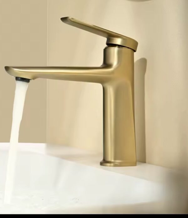 Baterie lavoar brushed gold cu mâner pătrat
